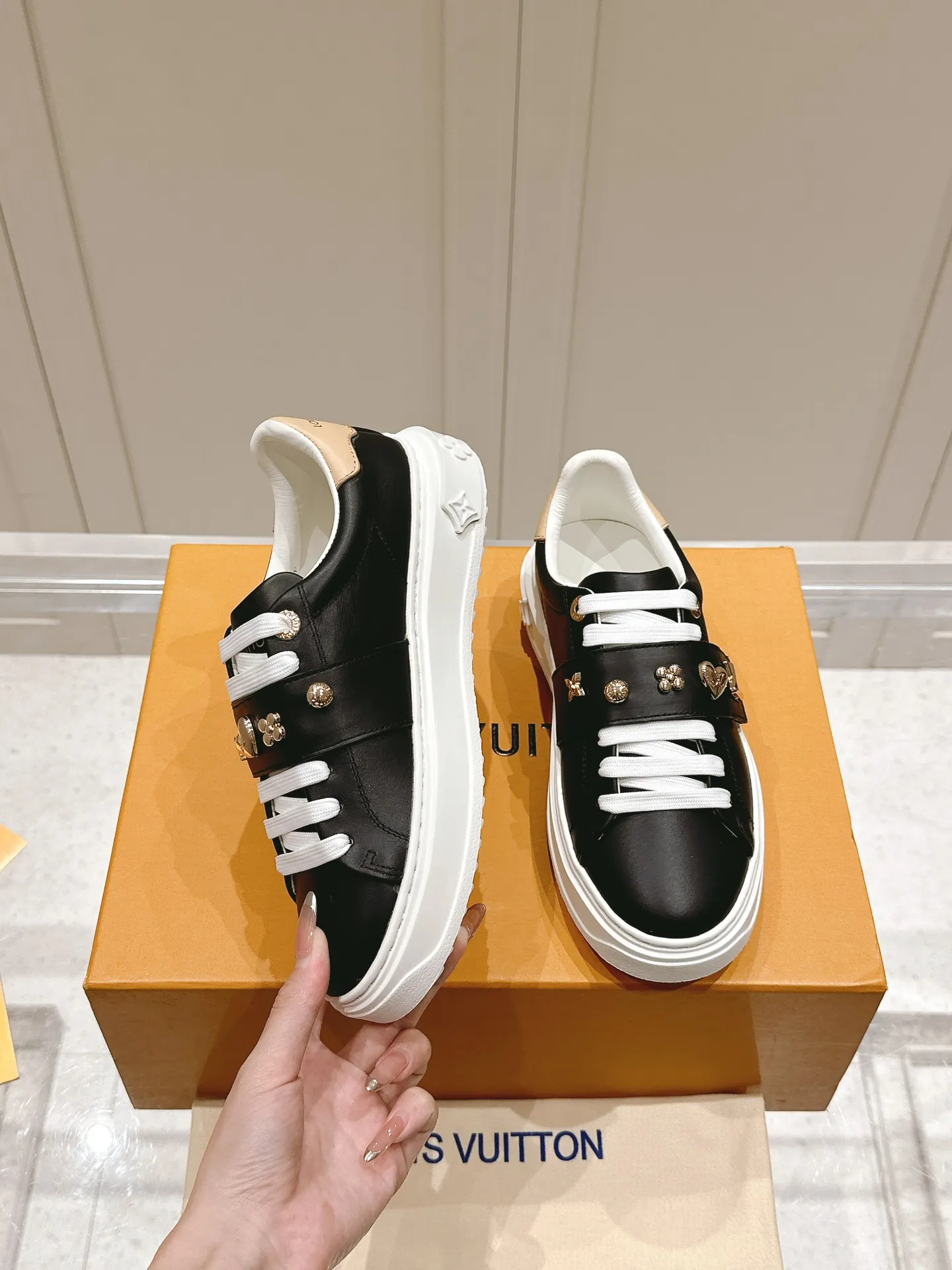 💕💕Factory direct selling price p640💕💕 LV Xiaolujia new white shoes, only women's model, evergreen style all year round, needless to say the quality of materials, small metal buckles with calfskin, the feeling of eternity at a glance❣️ Size: 35-40 (order 41)